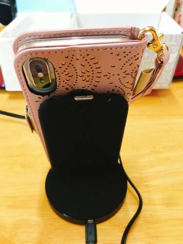 「RAVPower & Fast Charge」にiPhoneXを置いた写真
