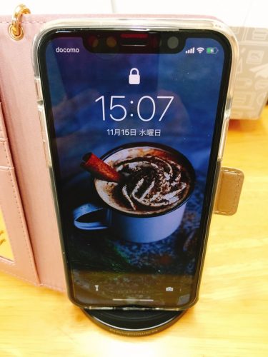 「RAVPower & Fast Charge」にiPhoneXを置いた写真