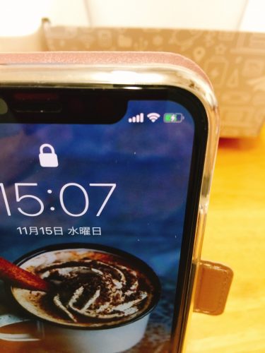 「RAVPower & Fast Charge」にiPhoneXを置いた写真