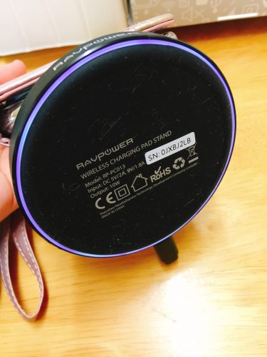 「RAVPower & Fast Charge」充電中の底の部分