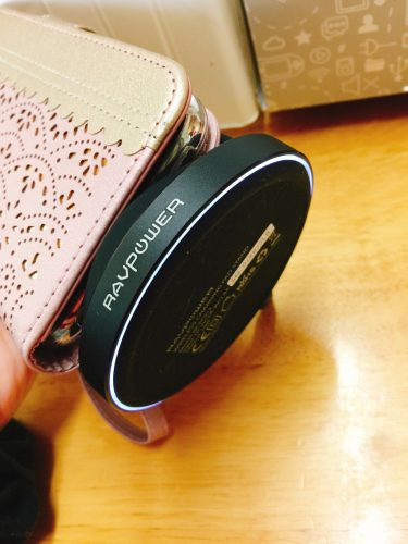 「RAVPower & Fast Charge」充電中の底の部分