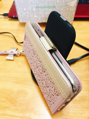 「RAVPower & Fast Charge」にiPhoneXを置いた写真