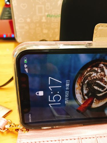 「RAVPower & Fast Charge」にiPhoneXを置いた写真